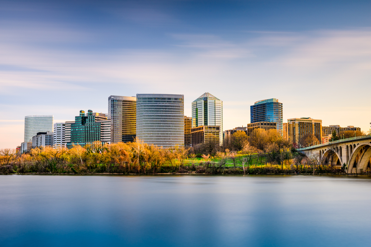 Arlington, Virginia mortgage lenders showcasing city skyline on the Potomac River